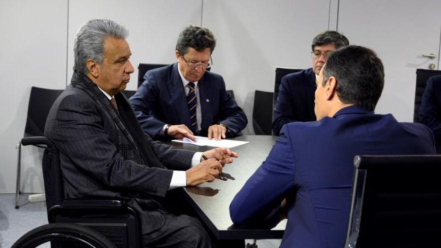 El presidente del Gobierno español en funciones, Pedro Sánchez (de espaldas), junto al presidente de Ecuador, Lenin Moreno (i), durante su reunión de esta tarde, con los jefes de Estado y de Gobierno de América Latina que han asistido a la sesión inaugural de la COP25..