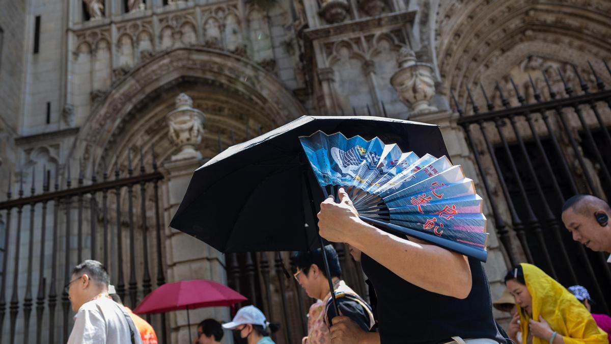La ola de calor abrasa España: tres comunidades con aviso rojo y otras 12 también con alertas