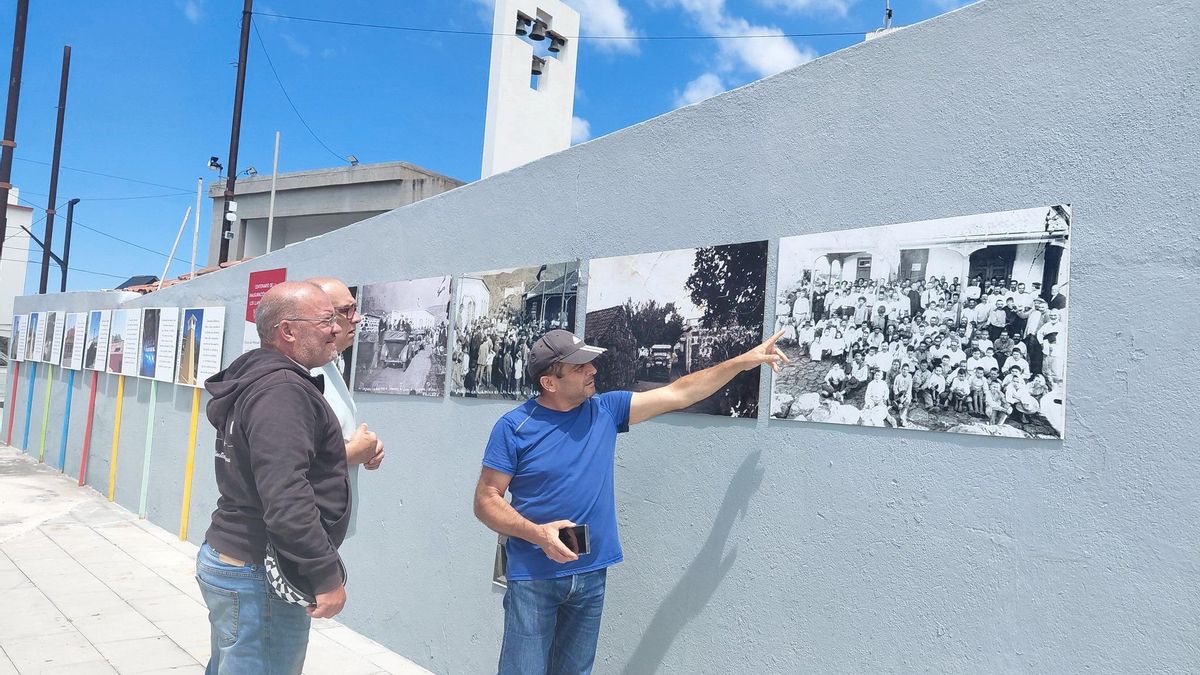 Exposición fotográfica ‘Centenario de la inauguración del camino Los Llanos a La Laguna, 15 de febrero 1925’, en la pared de Los Catalinos, en la plaza de La Laguna.
