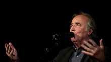 Serrat vuelve a los orígenes en su ciudad natal, a orillas del Mediterráneo