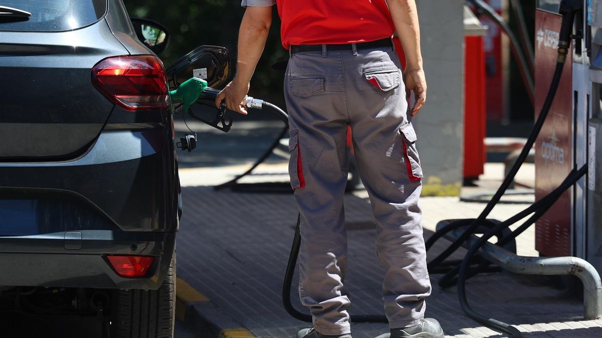 Una persona reposta gasolina, esta semana, en Madrid