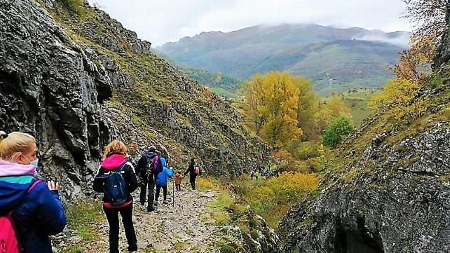 Senderismo en grupos reducidos en Geras, por las Escuelas Deportivas Municipales de Benavides de Órbigo.