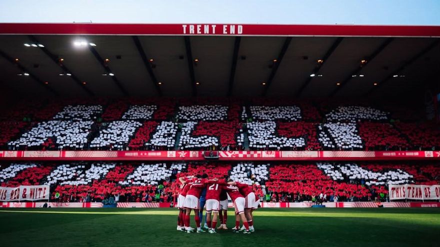 Tifo con el que el fondo Trent End recibió a los jugadores a su salida al campo