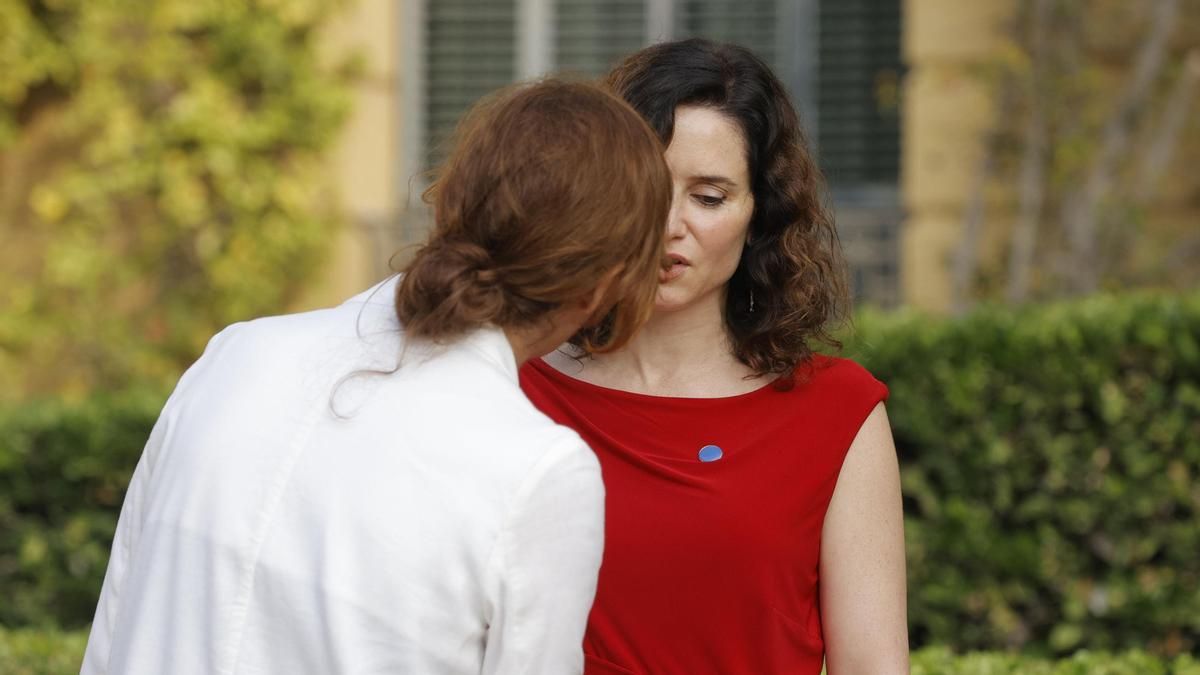 La ministra de Sanidad, Mónica García y la presidenta de la Comunidad de Madrid, Isabel Díaz Ayuso, durante la XXVIII Conferencia de Presidentes, en Palau de Pedralbes de Barcelona, a 6 de junio de 2025, en Barcelona, Catalunya (España).