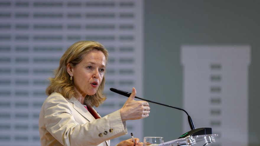 La vicepresidenta primera y ministra de Asuntos Económicos, Nadia Calviño, realiza declaraciones tras la reunión con las patronales bancarias, las asociaciones de usuarios financieros y el gobernador del Banco de España, Pablo Hernández de Cos, este jueves en la sede del Ministerio en Madrid. EFE/ Juan Carlos Hidalgo