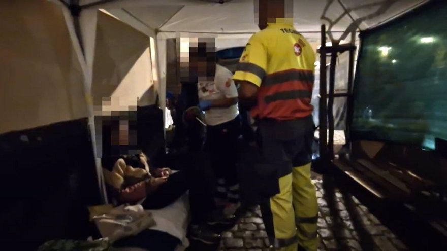 Una de las activistas de 'Canarias Se Agota' en huelga de hambre, asistida por una hipoglucemia grave