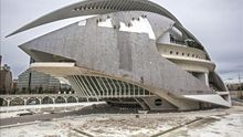 Diez operarios especializados en trabajos verticales, trabajan en la retirada del revestimiento de "trencadís" de la cubierta del Palau de les Arts en 2010.
