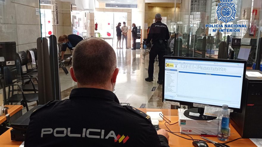 "Colapso" en las oficinas de DNI y pasaporte: los sindicatos reclaman que en algunas oficinas no se puede conseguir cita hasta agosto
