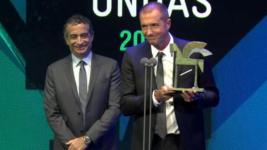 Manu Carreño hila fino y dedica su Ondas por la Eurocopa a 'Operación Camarón'