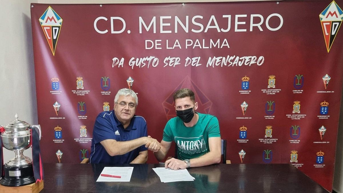Roberto eslava en la firma del nuevo contrato.