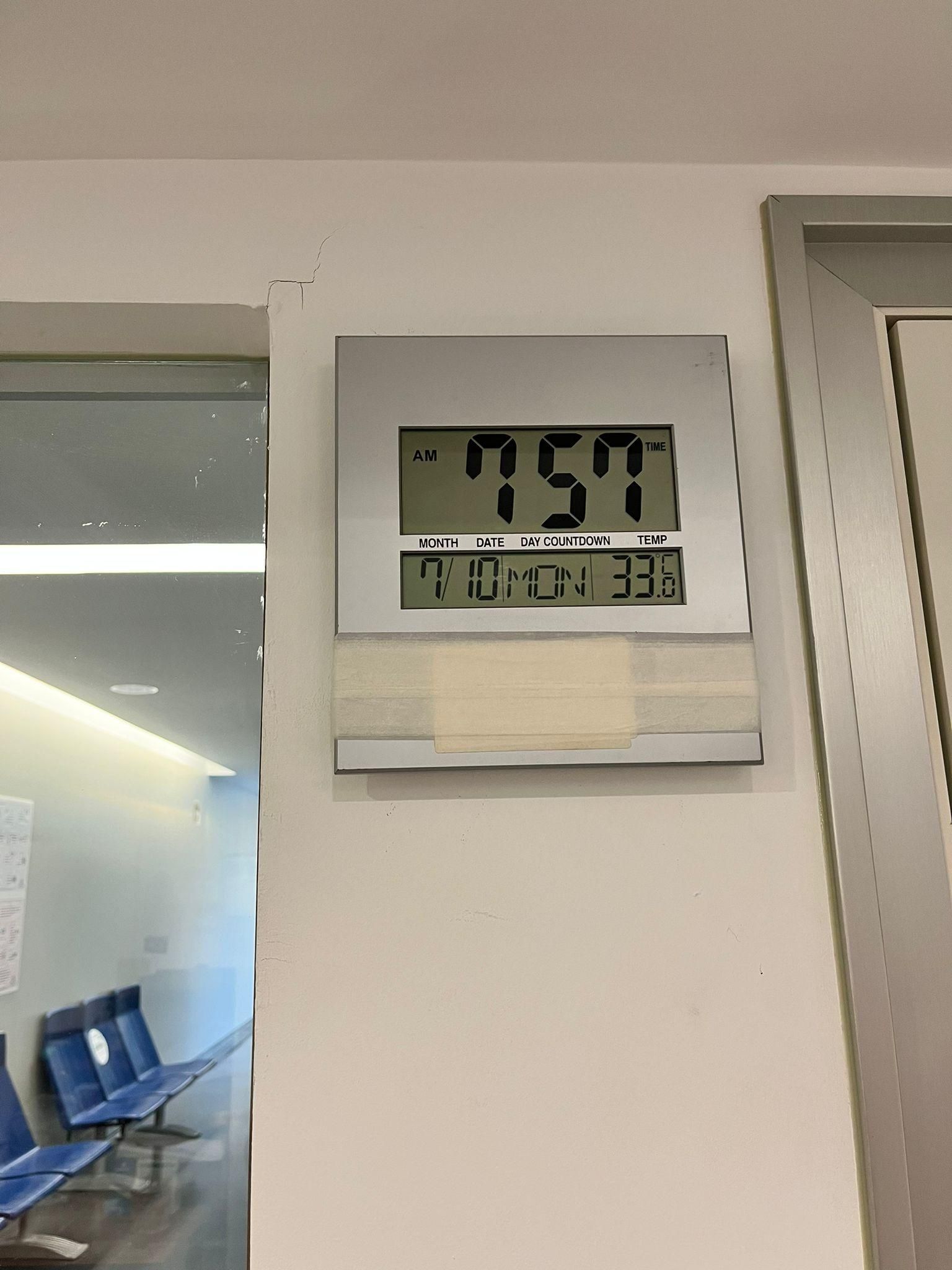 Trabajadores y pacientes sufren el intenso calor desde primera hora