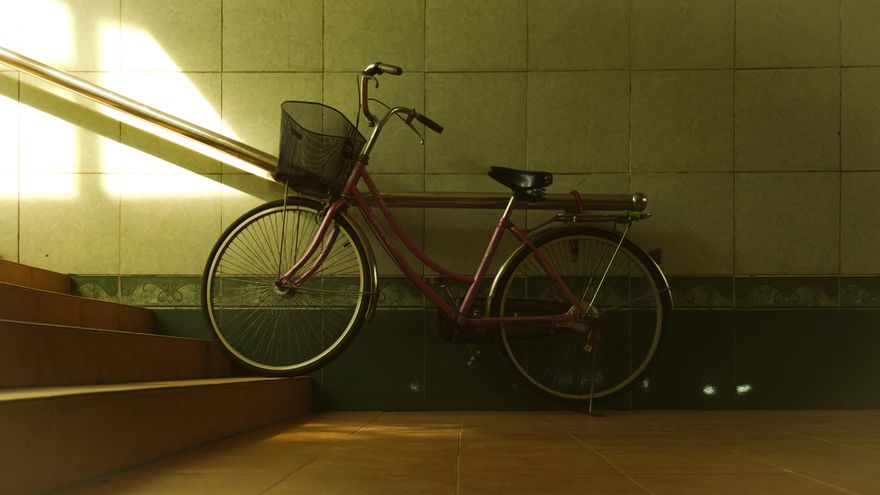 Qué hacer si un vecino deja la bici en el rellano, según una abogada: "Se recomienda buscar soluciones acordadas"