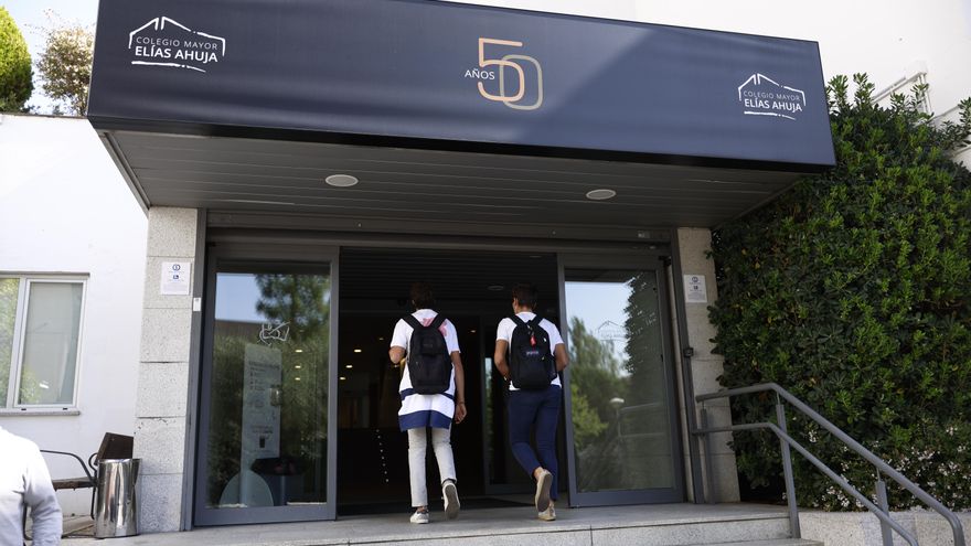 La dirección del colegio mayor Elías Ahuja de Madrid ha expulsado a varios residentes que profirieron gritos e insultos machistas a las estudiantes de otro colegio mayor y están identificando al resto de implicados en estos hechos para proceder a su expulsión, ha confirmado a Efe un portavoz del centro. EFE/Rodrigo Jiménez