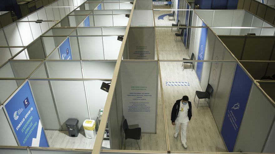 Centro de vacunación en Atenas. EFE/EPA/YANNIS KOLESIDIS/Archivo