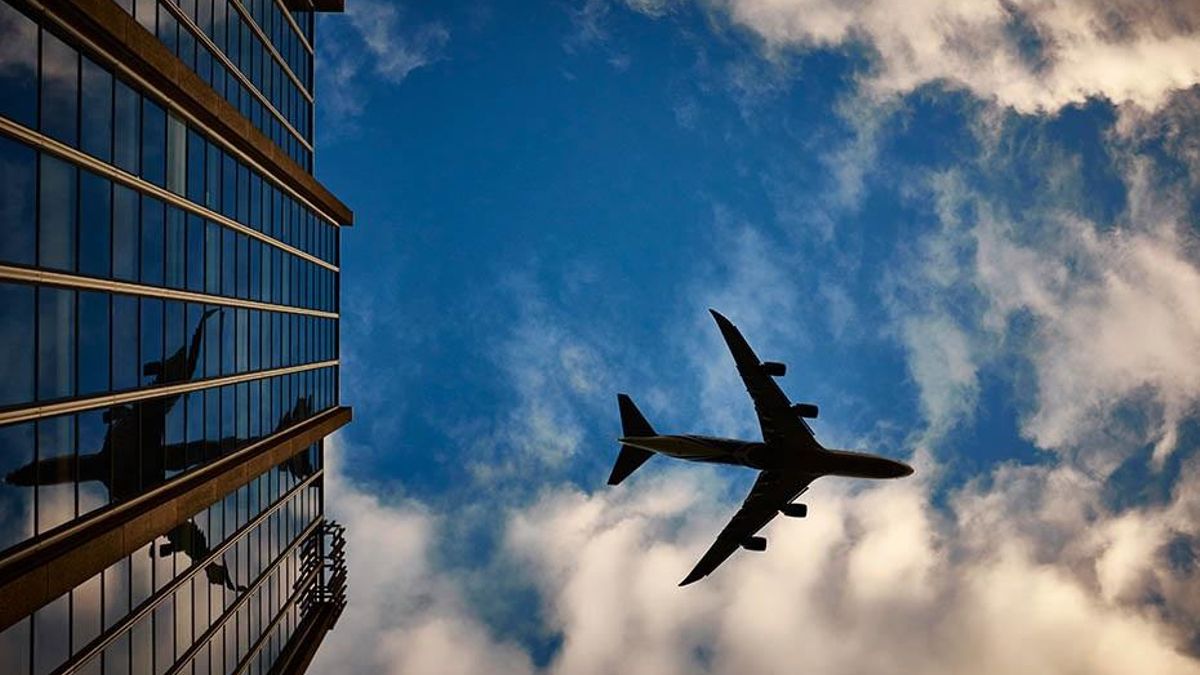 Más teletrabajo y menos avión: las medidas de la Agencia Internacional de la Energía para consumir menos petróleo