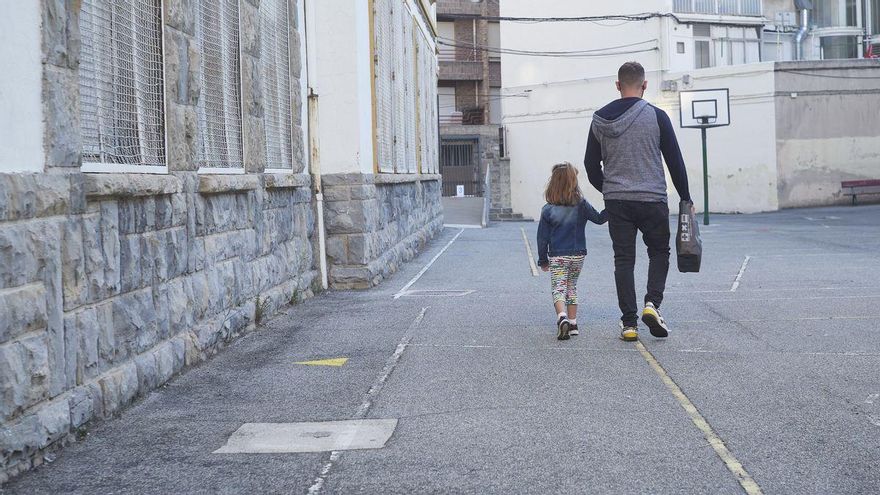 Un padre lleva a su hija al colegio en Pamplona
