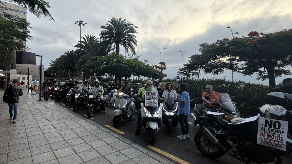 Protesta de los trabajadores del Hospital Insular de Gran Canaria por la eliminación del aparcamiento de motos