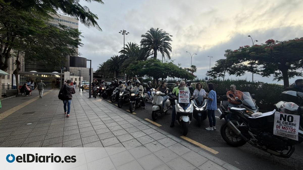 Protesta de los trabajadores del Hospital Insular de Gran Canaria por la eliminación del aparcamiento de motos
