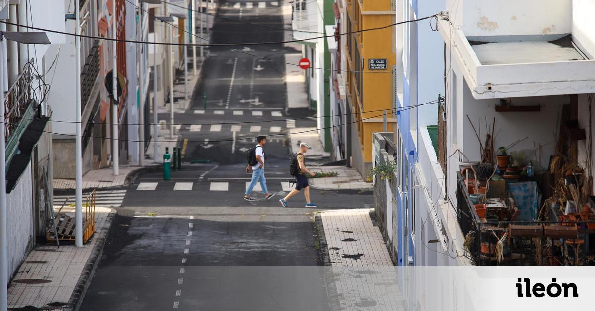 En la imagen, calle de Puerto Naos por la que solo transitan los vecinos de las zonas a mayor altura del barrio que pueden acceder a ventilar y limpiar sus viviendas. EFE/ Luis G Morera