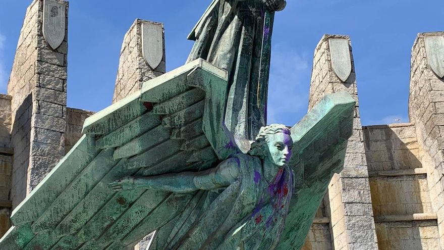 Monumento a Franco, pintado de violeta (Zenia Daswani)