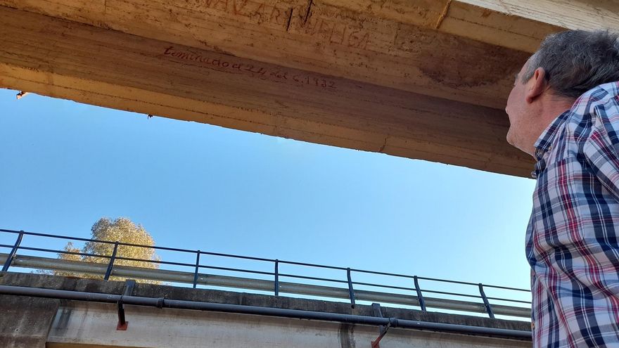 La intrahistoria del "Viva la República" que sobrevive desde 1932 bajo un puente en desuso en un pueblo de Huelva