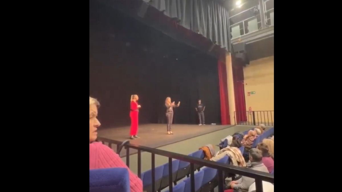 Una concejala del PP de Collado Villalba cancela en directo un monólogo sobre ser mujer y luego pide perdón