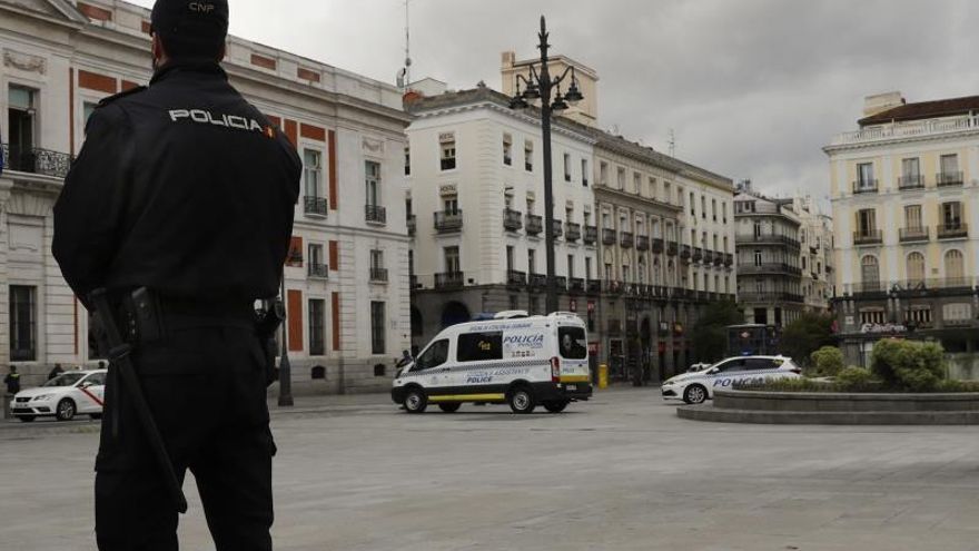 Agentes de la Policía Nacional vigilan este viernes la madrileña Puerta del Sol.