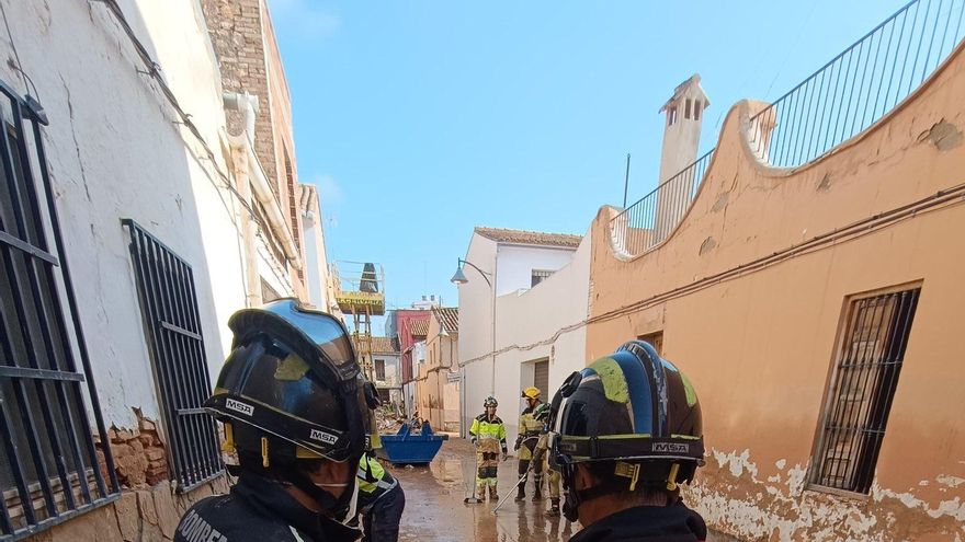 El primer equipo de bomberos de Tenerife enviado a Valencia regresa a la isla: "Cansados, pero satisfechos"