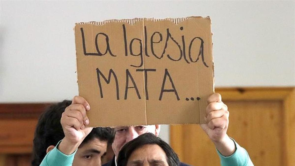 Un activista interrumpe un acto de Osoro al grito de la Iglesia es el diablo