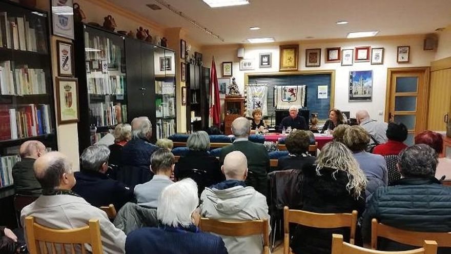 Conferencia sobre música de Juana Dopico en la biblioteca de la Casa de León en La Coruña.