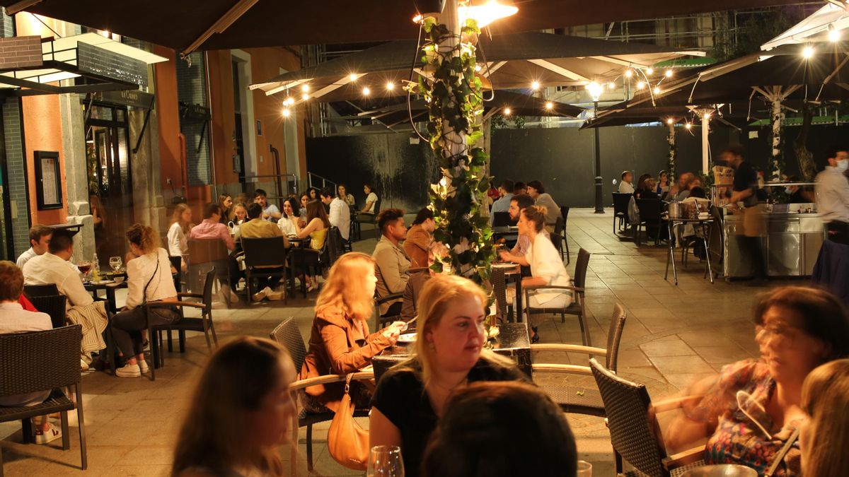 Archivo - Varias personas en una terraza en  Madrid