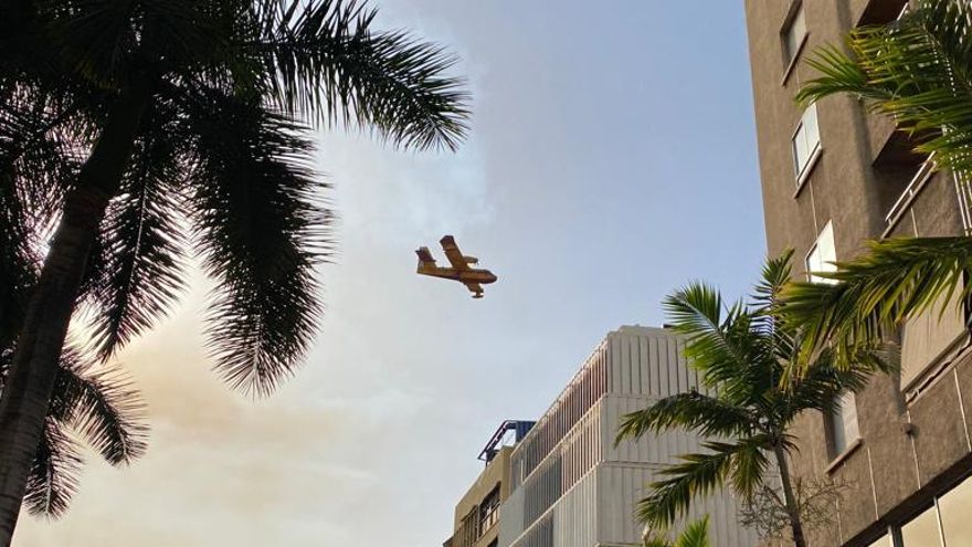 El primero de los tres hidroaviones enviados por el Ministerio para la Transición Ecológica y el Reto Demográfico, sobrevolando la capital tinerfeña