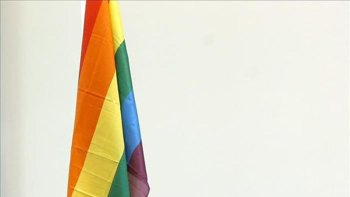 El balcón de la sede de la Comunidad de Madrid luce la bandera arcoíris