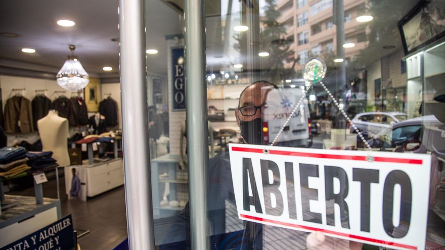 El empleo resistió en noviembre y el paro cayó en 33.500 personas