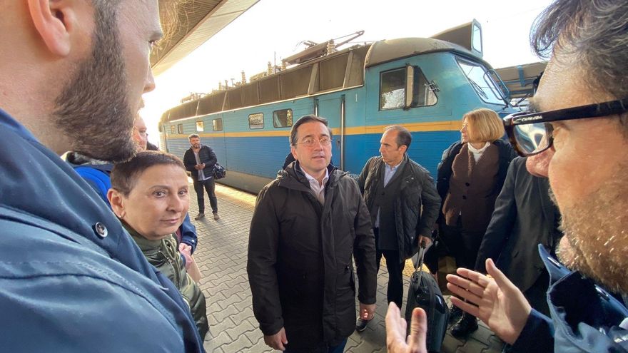 El ministro de Exteriores, José Manuel Albares, a su llegada a Kiev.