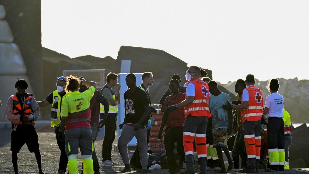 Salvamento rescata una embarcación con 53 personas migrantes a bordo en aguas próximas a Lanzarote