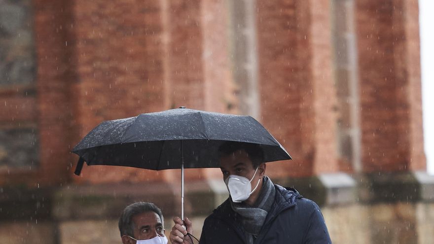 El presidente de Cantabria, Miguel Ángel Revilla, y el presidente del Gobierno, Pedro Sánchez