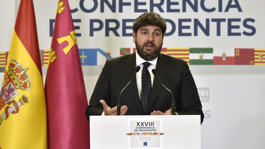 El presidente de la Región de Murcia, Fernando López Miras, ofrece una rueda de prensa posterior a la reunión de la XXVIII Conferencia de Presidentes, en Palau de Pedralbes de Barcelona.