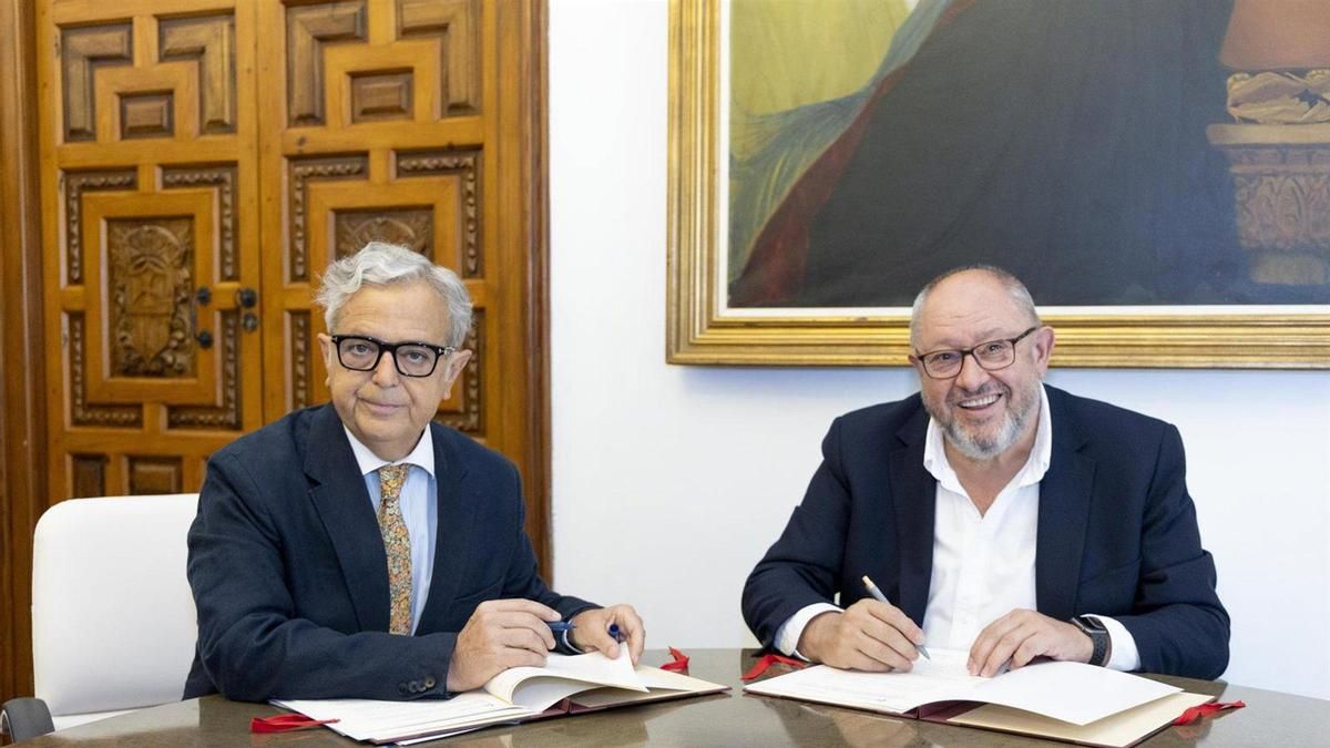 Salvador Fuentes y Manuel Torralbo tras la firma del acuerdo sobre el avispón asiático.