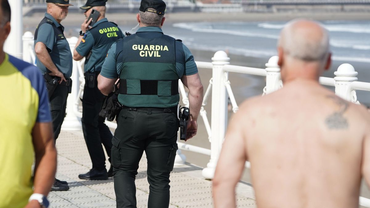 Miembros de la Guardia Civil de Asturias vigilan la playa de Salinas, donde desapareció Iyán Fariña, de 19 años.