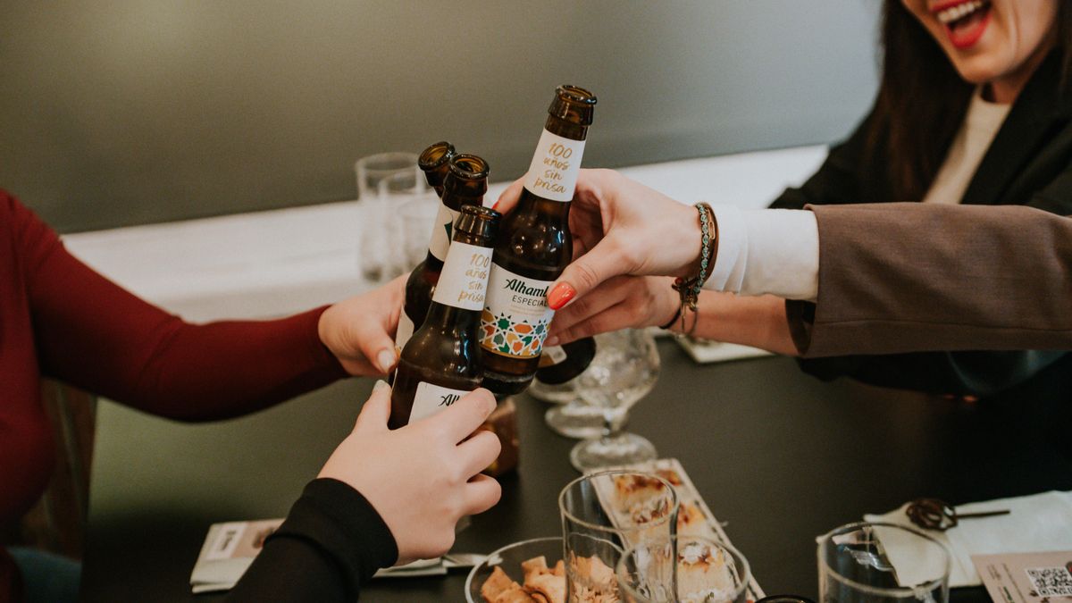 Brindando con cervezas Alhambra