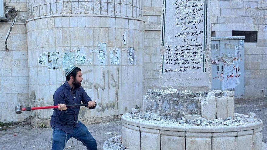 Un diputado israelí escoltado por el ejército destruye y vandaliza un monumento en Cisjordania