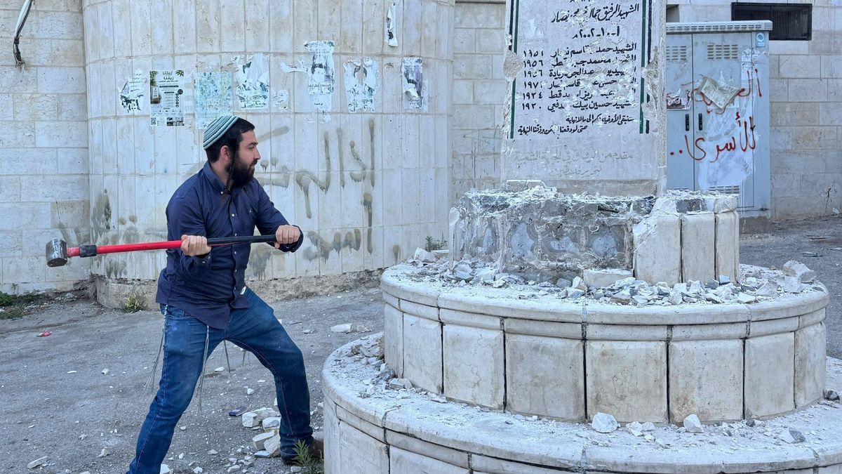 Un diputado israelí escoltado por el ejército destruye y vandaliza un monumento en Cisjordania