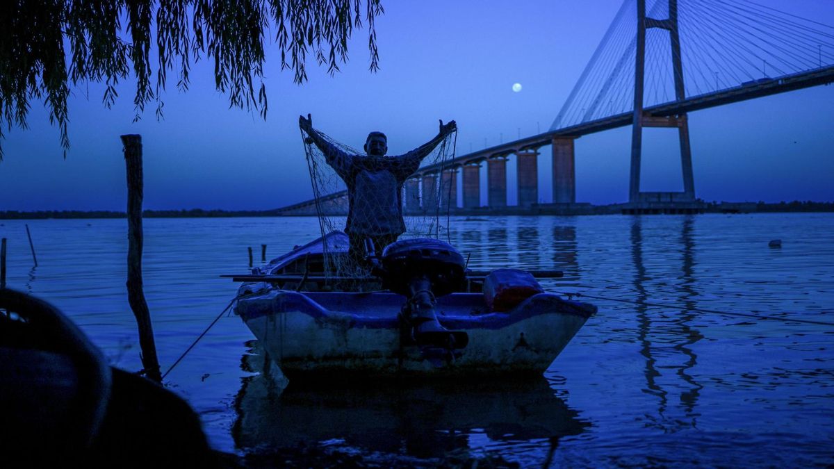 Un pescador despliega su malla en el Remanso Valerio