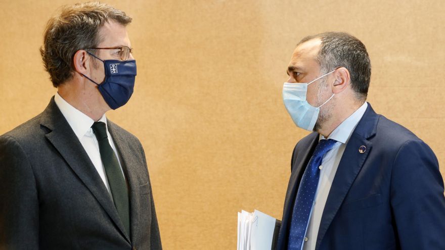 El presidente de la Xunta, Alberto Núñez Feijóo (i) junto al conselleiro de Sanidad, Julio García Comesaña (d). EFE/Lavandeira jr/Archivo