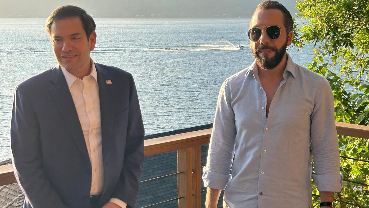 El secretario de Estado de Estados Unidos, Marco Rubio (i), posa junto al presidente de El Salvador, Nayib Bukele, este lunes en El Congo (El Salvador). EFE/ Eduard Ribas