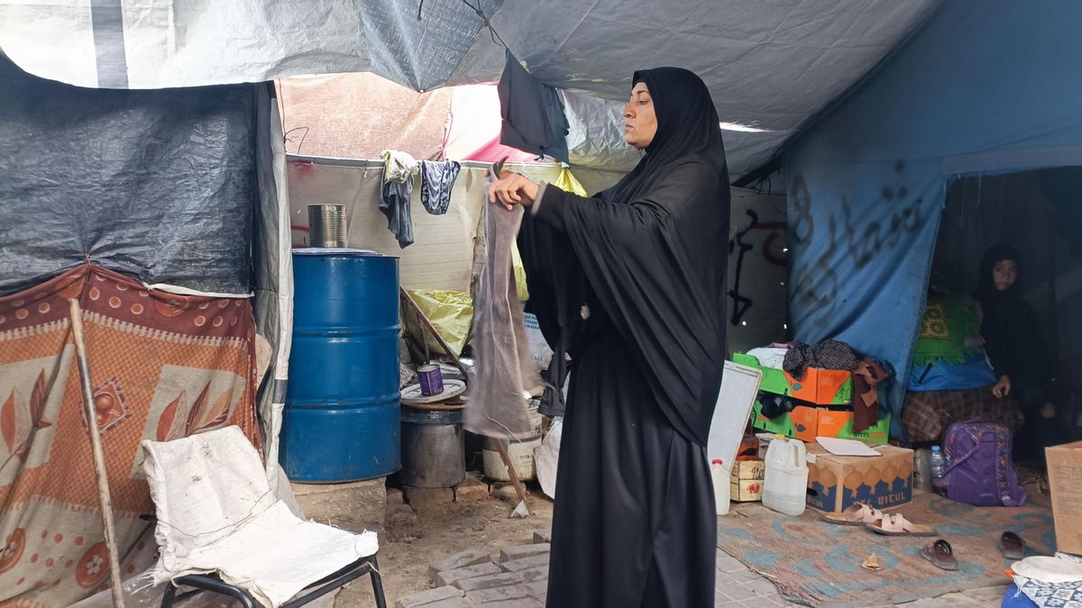 La lluvia inunda las tiendas de campaña en Gaza y agrava el sufrimiento de la población