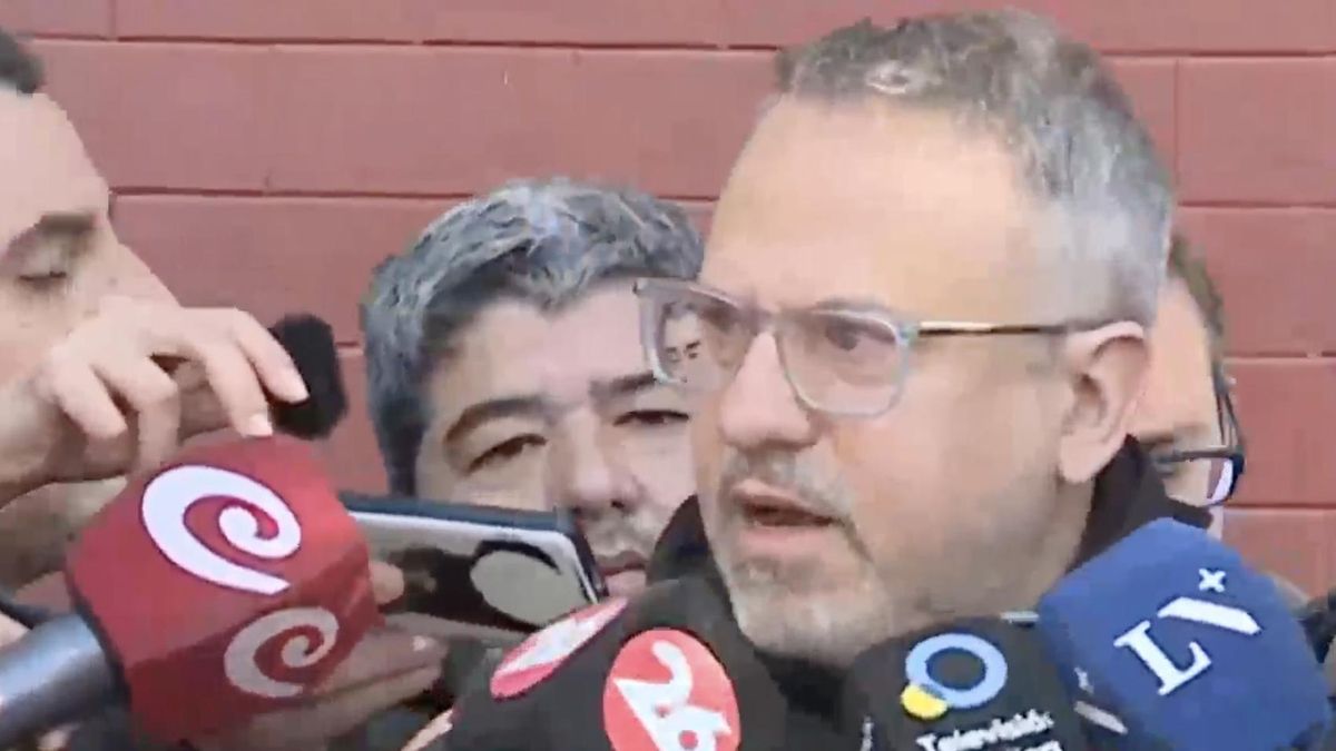 Diego Valenzuela habla con la prensa tras votar