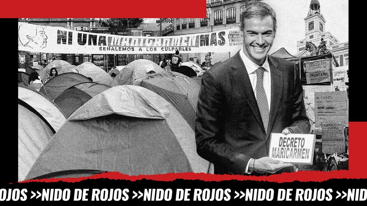 Pedro Sánchez con un cartel que la cantante Amaia le dio mientras recibía un premio musical sobre fotos de la acampada en la Puerta del Sol