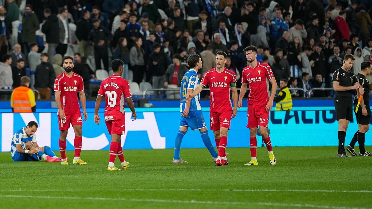 Jugadores del Córdoba CF tras la derrota en Riazor